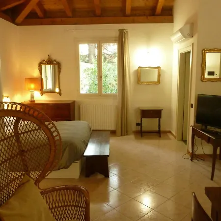 La Stanza Sui Cedri - Smart Working - Airport - Private Parking - Ducati - Philip Morris Apartment